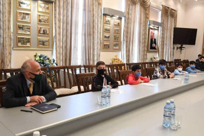 Kikboksinq üzrə qalib olan məcburi köçkün yeniyetmələrlə görüş baş tutub