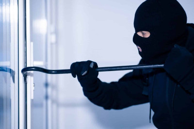 Bakıda ofisdən 3 min manatdan çox dəyərinə avadanlıq oğurlanıb