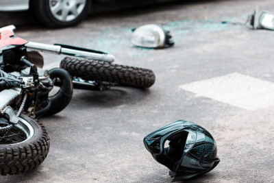 Bakıda motosiklet avtomobillə toqquşdu: ölən var