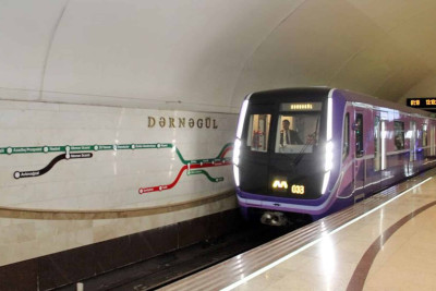 Metroda qatarların hərəkətində gecikmə yaranıb