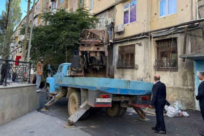 Nəsimi rayonunda binaların həyətlərində təmir işləri davam edir