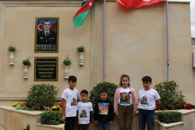 3 övlad atası olan şəhidin xatirəsinə barelyef ucaldılıb