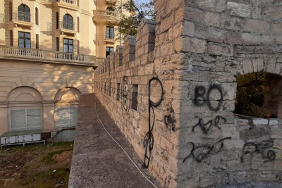 İçərişəhərin qədim Qala divarları vandallar tərəfindən zərər görüb