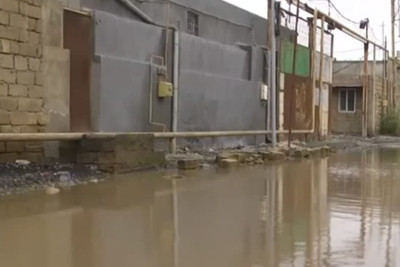 Binəqədi rayonunda yağışdan sonra yollar keçilməz olub