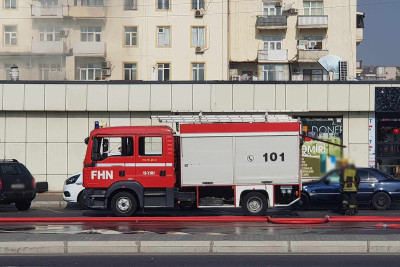 Xətaidə binanın damında asılı qalan dərmir parçası insanlar üçün təhlükə yaradıb