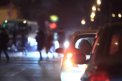 Bakıda ağac arxasında “gizlənən” yol nişanı sürücülərin cərimələnməsinə səbəb olur