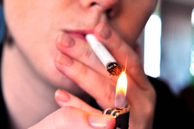 Siqaret çəkmək sağlamlığa ziyandır: qardaş bacısını siqaretə görə qayçalayıb