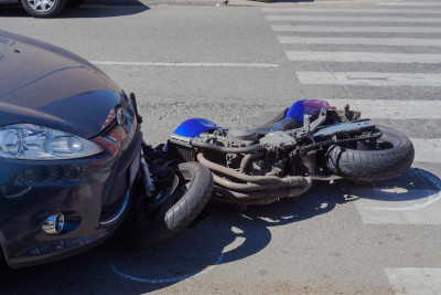 Binəqədi rayonunda qəza baş verib: motosikletçi xəsarət alıb