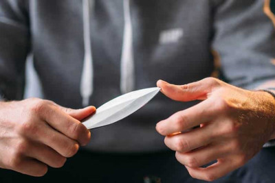 Xətai rayonunda kişi öz boğazını kəsib