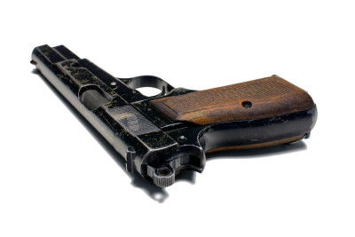 Bakı sakini polis bölməsinə tapança ilə gəlib