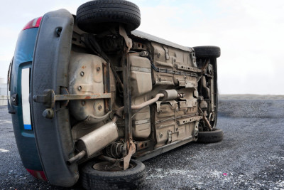 Xəzər rayonunda avtomobil iti vurmamağa çalışarkən aşıb