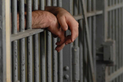 Bakıda qadının evinə basqın edən şəxslərə hökm oxunub