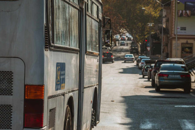 Bakıda sərnişinlə dolu avtobus əks yola çıxıb