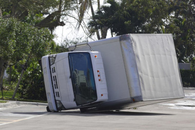 Bakıda güclü külək yük avtomobilini aşırıb