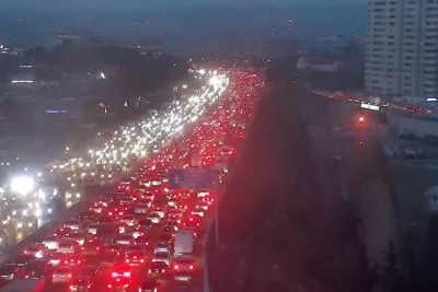 Bakı-Sumqayıt yolunda yük avtomobili aşıb, yolda tıxac yaranıb
