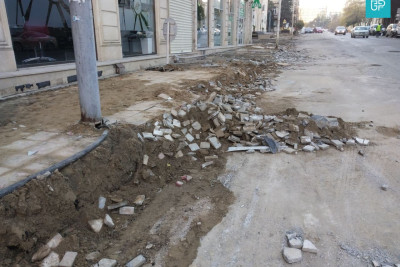 Bakıda piyadaların rahat hərəkəti məqsədilə təmir işləri davam etdirilir