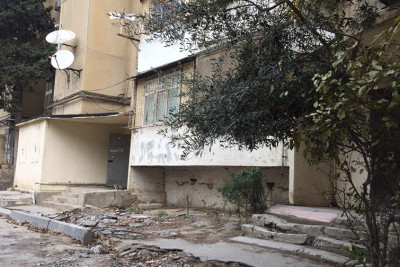 Xətai rayonunda həyətlərin abadlaşdırılması ilə bağlı başlanan işlər bir aya yaxındır ki, irəli getmir