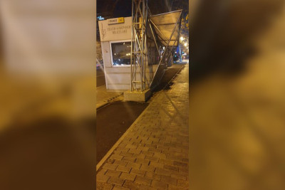 Nəsimi rayonunda velosipedlər üçün ayrılmış zolağın üzərində köşk qurulub