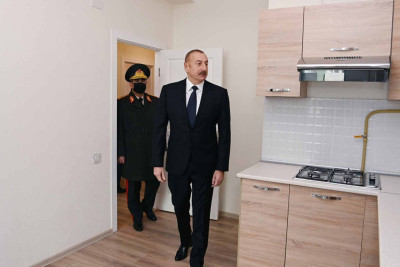Prezident şəhid ailələri və hərbçilər üçün tikilmiş mənzillərlə tanış olub