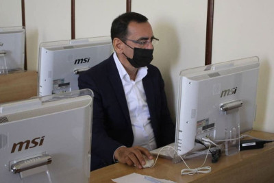 Oxumaq heç vaxt gec deyil - 62 yaşlı tələbə BDU-da imtahan verir