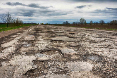 Bakı kəndində sakinlər asfalt örtüyünün olmamasından şikayətlənirlər
