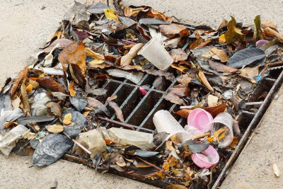 Xətai rayonu: su hovuzu zibil qutusuna çevrilib