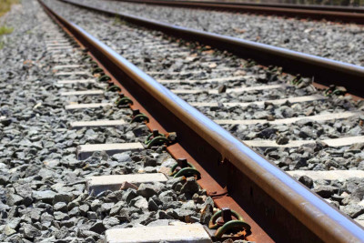 Keşlədə teplovoz gənci yarıya bölüb