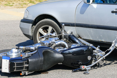 Bakıda motosiklet avtomobillə toqquşub: xəsarət alan var
