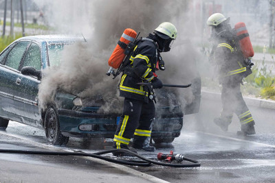 Xəzər rayonunda avtomobilin mühərrik hissəsi alışıb