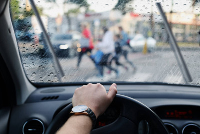 Bakıda yolu keçən piyadanı avtomobil vurub