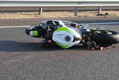 Bakıda motosikletçi maneəyə çıpılıb: iki nəfər xəsarət alıb