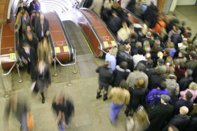 “Elmlər Akademiyası” stansiyasında metroya girmək üçün növbə yaranır