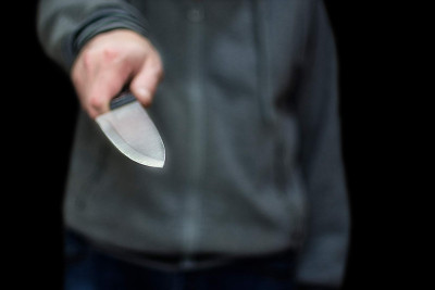 Bakı sakini dava zamanı bıçaqlanıb