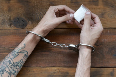 Bakıda təcridxanaya narkotik keçirtmək istədilər