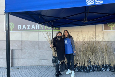 “Gənclik Bazarstore”un qarşısında alıcılara tut tinglər hədiyyə edilib