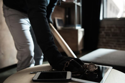 Bakıda yaşadığı evə basqın olunan qadın basqın edənlərlə birlikdə qaçdı