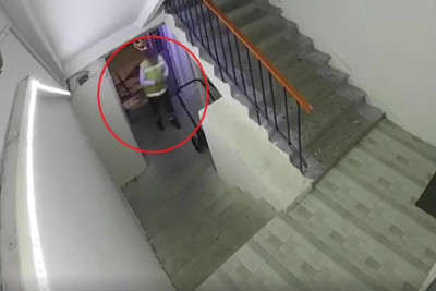 Oğurluğa yoxsa yardıma gəldiyi bilinməyən təcili tibbi yardım sürücüsünün görüntüləri yayılıb