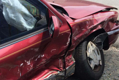 Xətai: qırmızı işıqda keçən avtomobil qəza törətdi