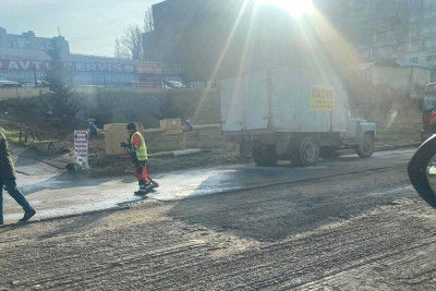 Yeni Günəşli qəsəbəsində yollara yamaq vurulub
