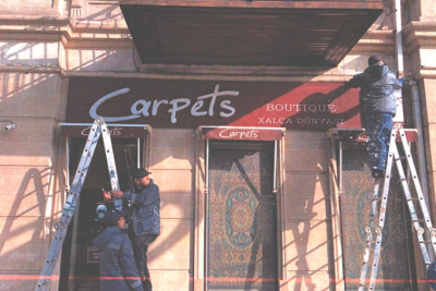 Bakıda qanunsuz reklam lövhələri tarixi binalardan sökülür