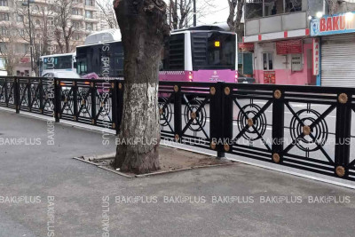 Yasamal rayonunda yolun hərəkət hissəsində hasar çəkilir