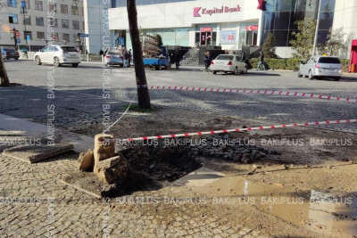 Mərkəzi Bankın yanında kanalizasiya partlayıb
