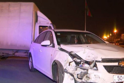 Səbail rayonunda yol qəzası baş verib: yük maşını minik avtomobilinə çırpılıb