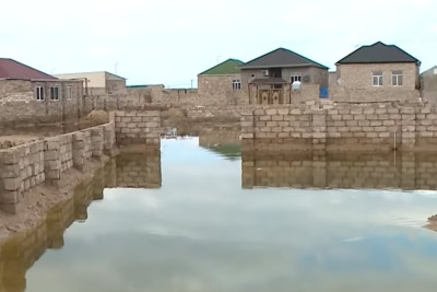 Kanalizasiya xətti olmayan Binə qəsəbəsi Venesiyanı andırır