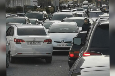 Bakıda yolun ortasında park edilən avtomobil tıxaca səbəb olub