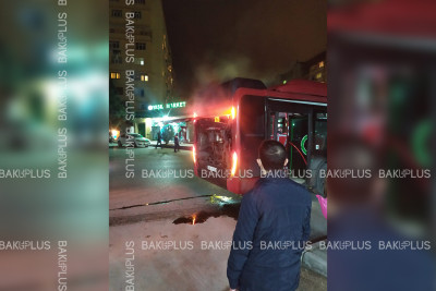 Bakıda içərisində sərnişinlər olan avtobus tüstüləyib