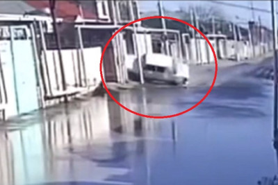 Bakıda avtomobil divara çırpılıb: sürücü komaya düşüb