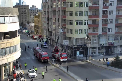 Nərimanovda yaşayış binasında yanğın: həmin ərazidə yollar bağlanıb