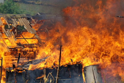 Xəzər rayonunda içərisində 50 baş heyvan olan tikili yanıb