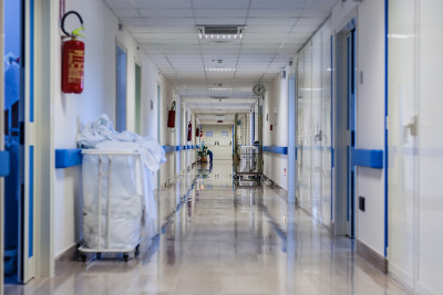 Bakı hotellərindən birində kişi damarlarını şüşə ilə kəsərək intihara cəhd edib